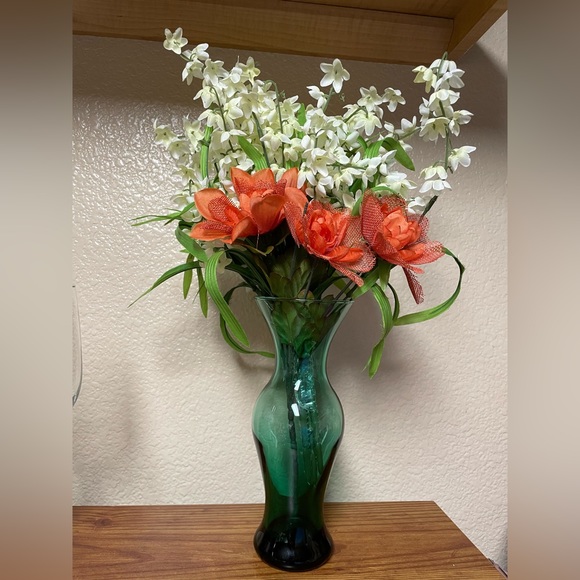 Gorgeous Green Emerald Glass Vase 9” - Picture 5 of 6